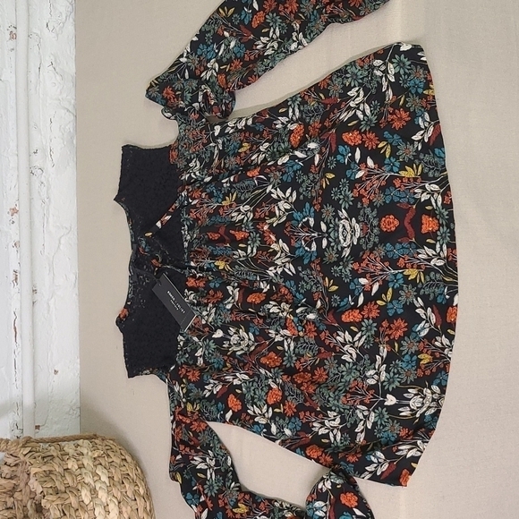 NWT  ROMEO AND JULIET COUTURE COLD SHOULDER SM Black Floral - Picture 9 of 10